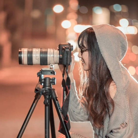 une jeune photographe professionelle photographie la ville de nuit